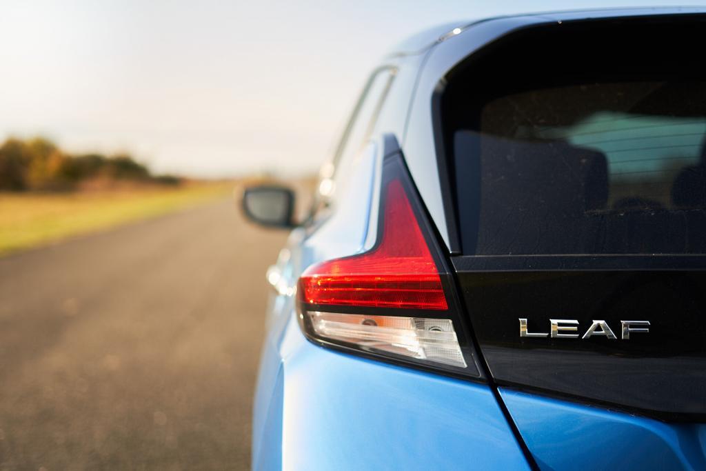Nissan Leaf e+, detalj stražnjeg svjetla i natpisa Leaf
