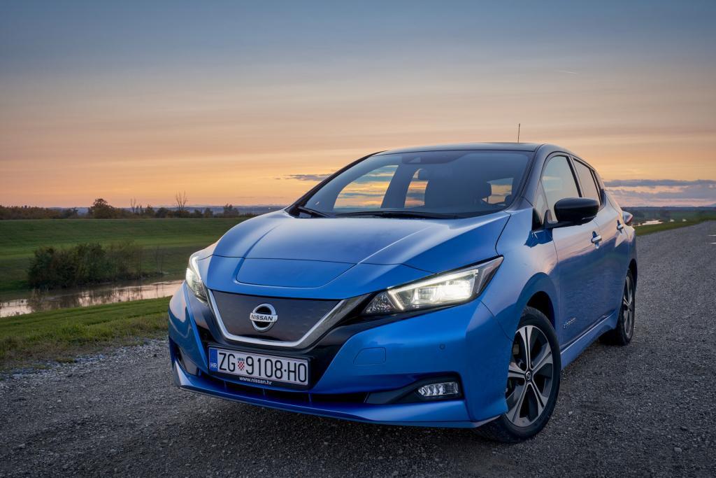 Nissan Leaf e+, plavi, pogled sprijeda uz zalazak sunca