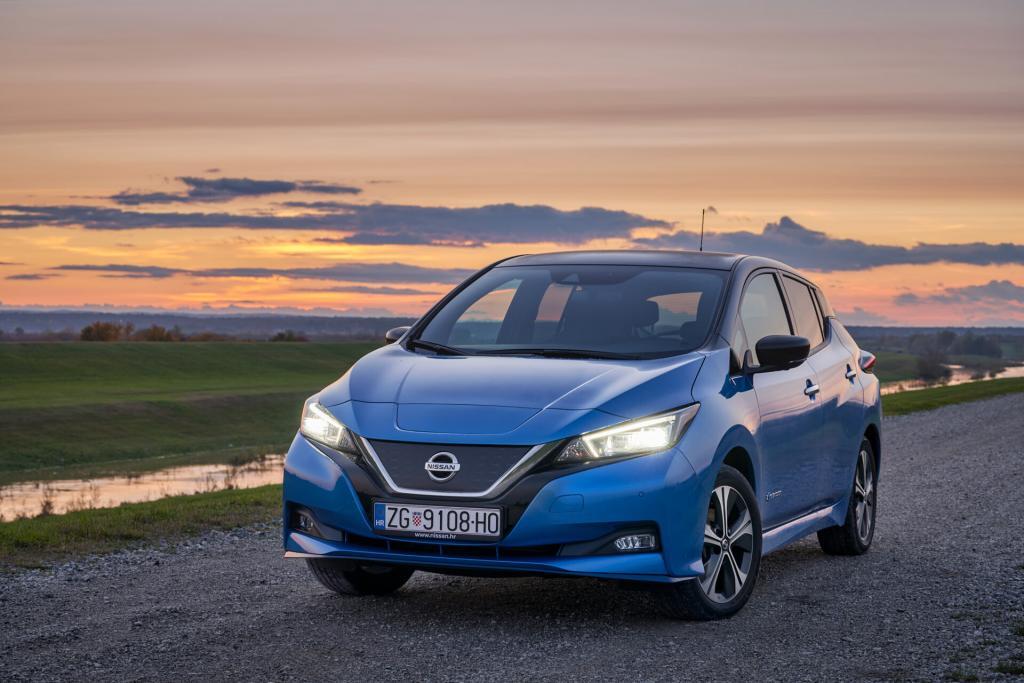 Nissan Leaf e+, plavi, pogled sprijeda sa strane u sumrak