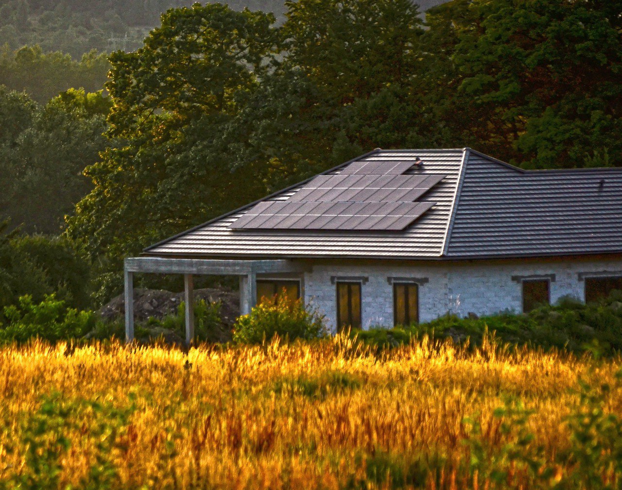Solarni paneli na krovu kuće - povoljnija instalacija uz PBZ i Strujni krug