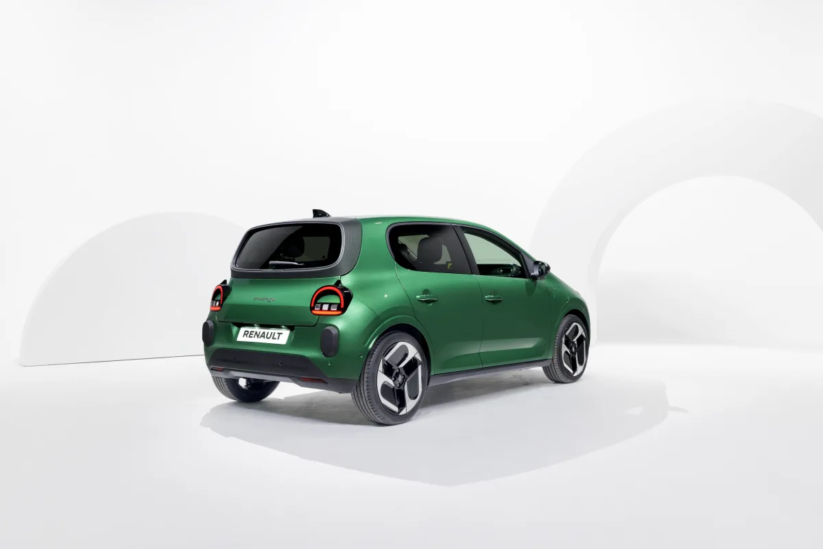 Renault Twingo E-Tech Electric, zeleni, pogled straga sa strane