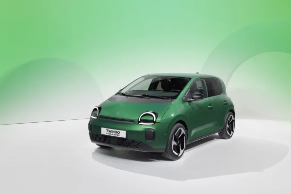 Renault Twingo E-Tech Electric, zeleni u studiju, pogled sprijeda sa strane