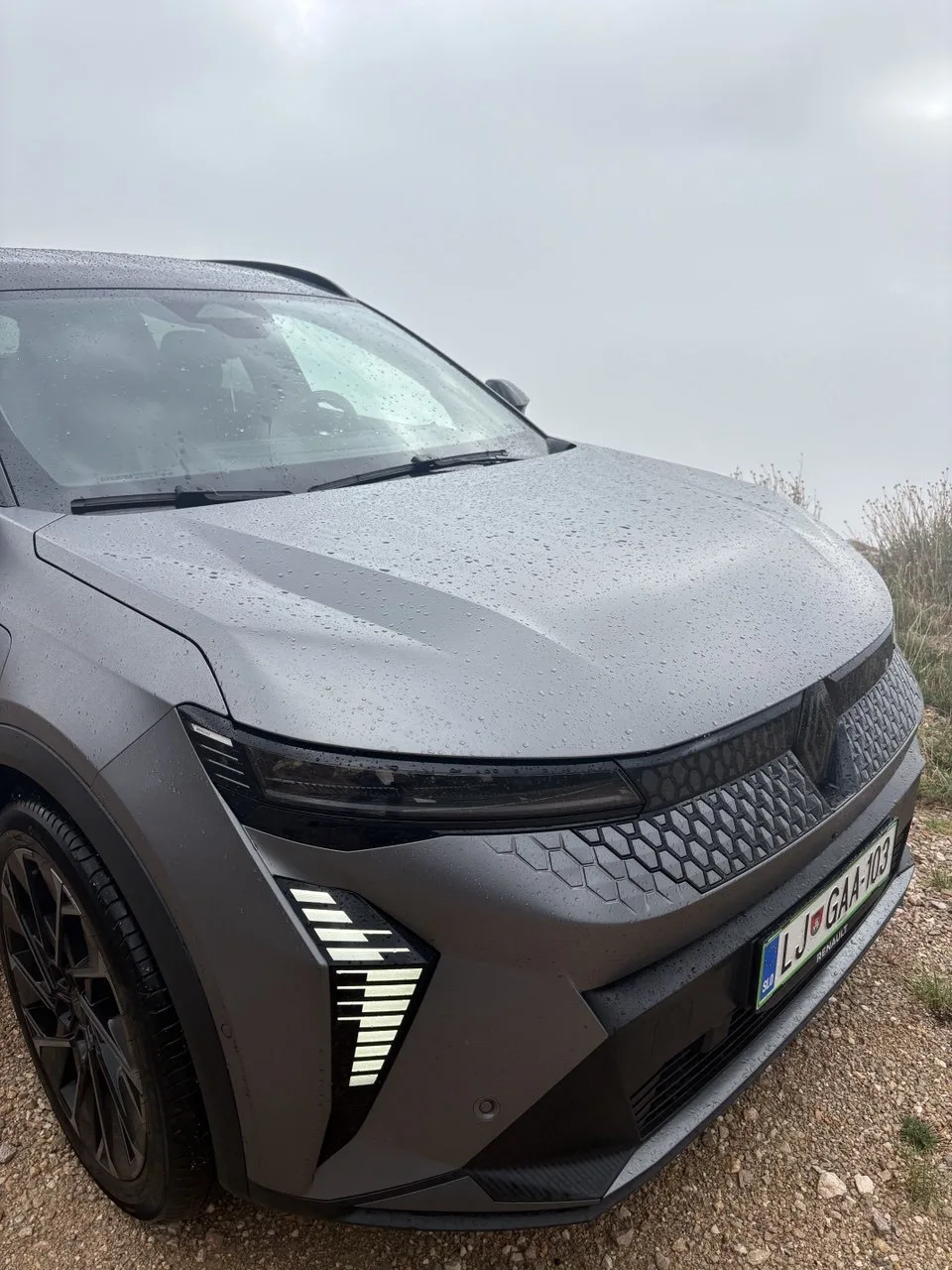 Renault Scénic E-Tech, detalj prednje maske i prednjeg svjetla
