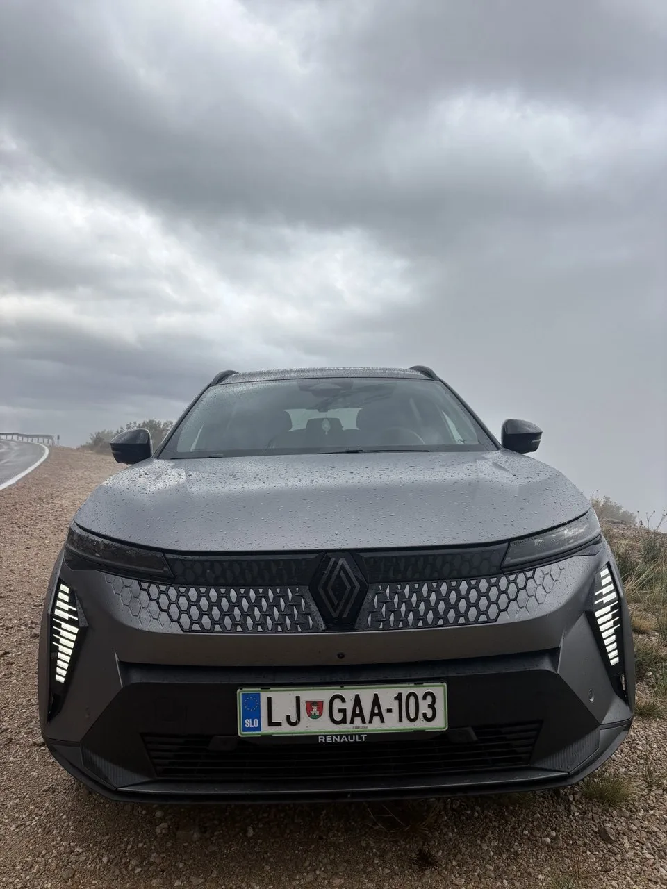 Renault Scénic E-Tech, sivi, pogled sprijeda