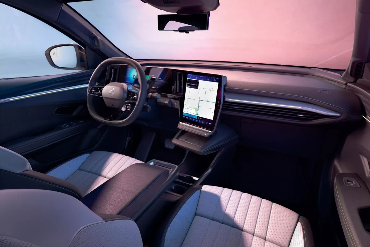 Renault Scénic E-Tech, unutrašnjost s volanom i okomitim ekranom