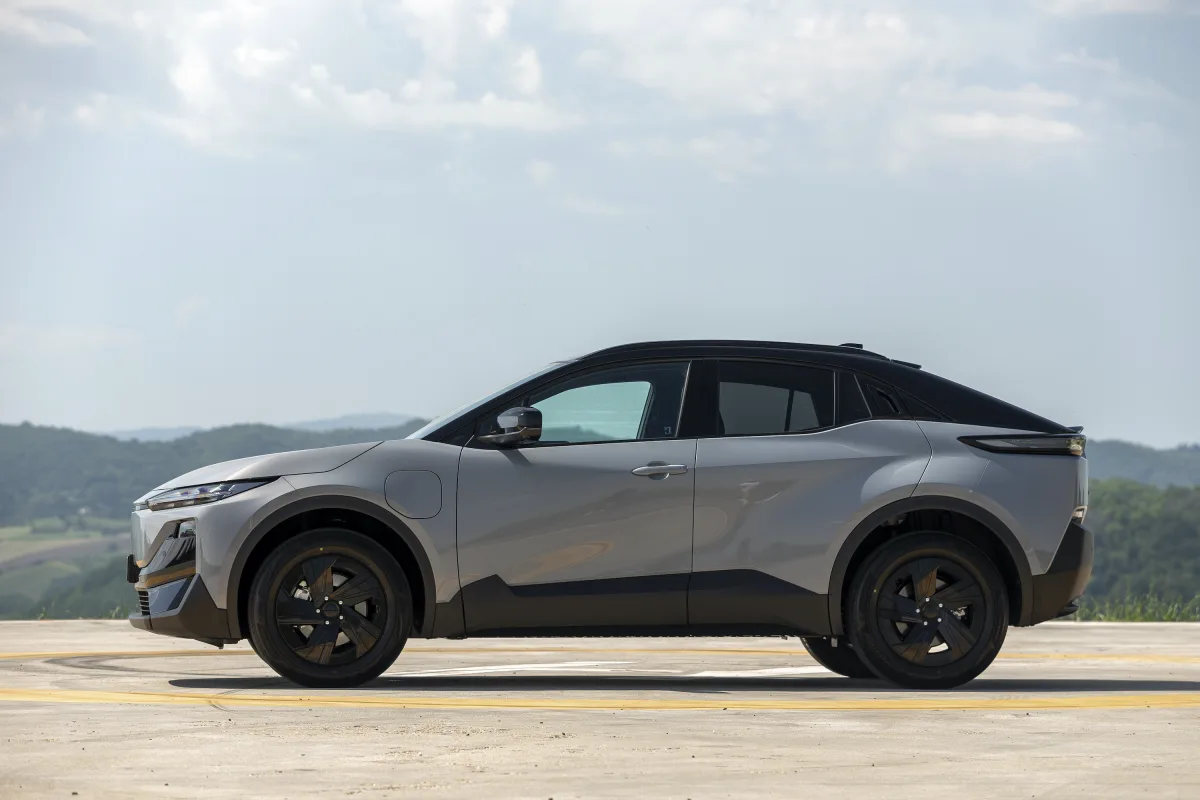 Subaru Uncharted, bočni profil