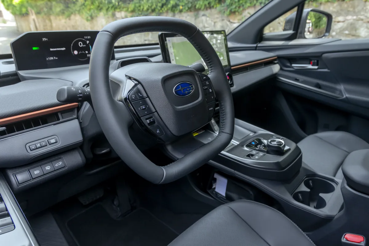 Subaru Uncharted, prednja sjedala i kokpit kroz vozačeva vrata