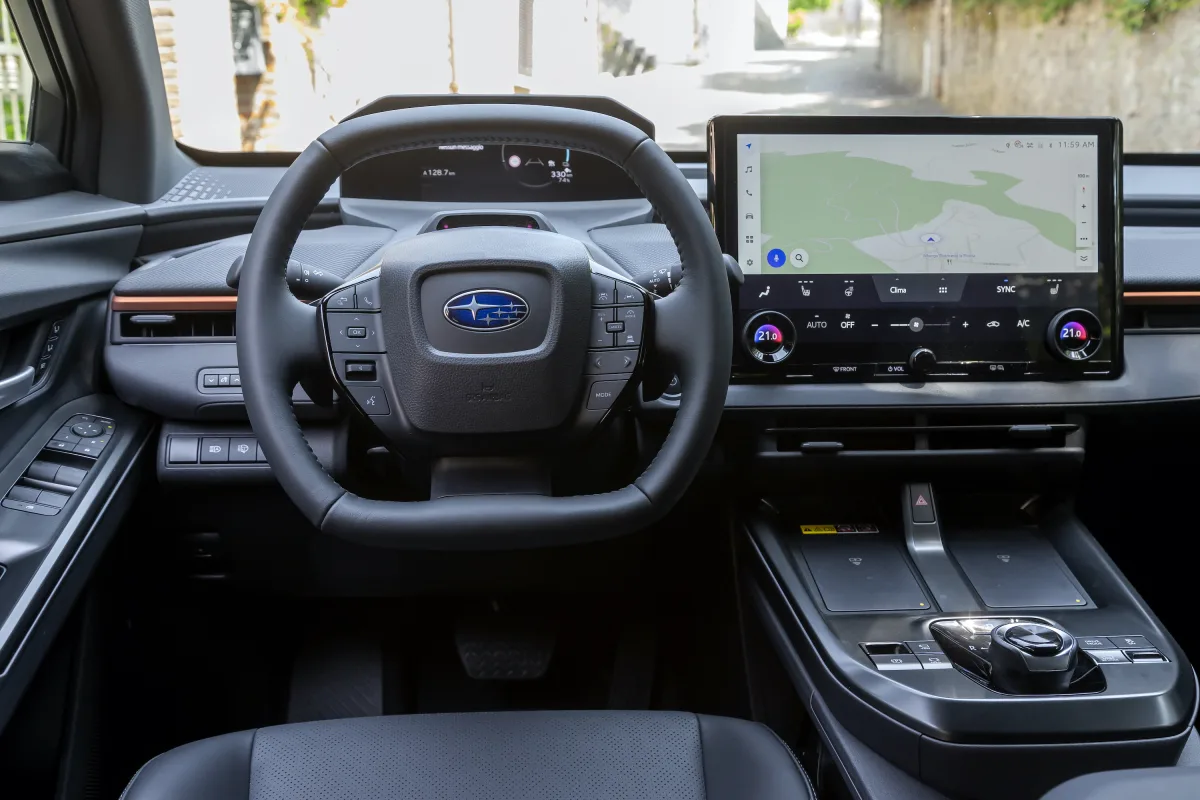_H2V2108 Subaru Uncharted, kokpit s volanom, instrumentima i središnjim ekranom