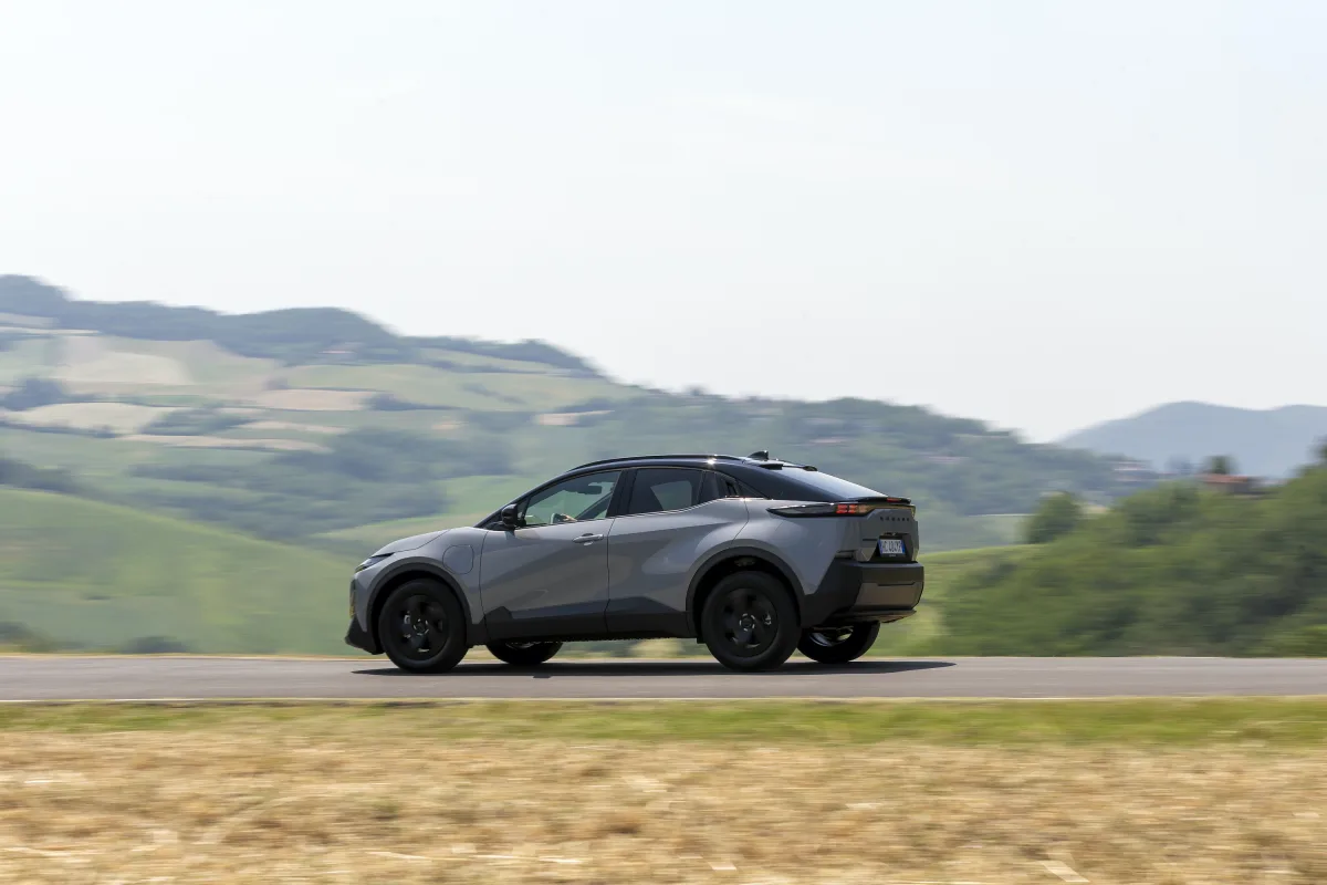 _H2V2228 Subaru Uncharted u vožnji, pogled sa strane
