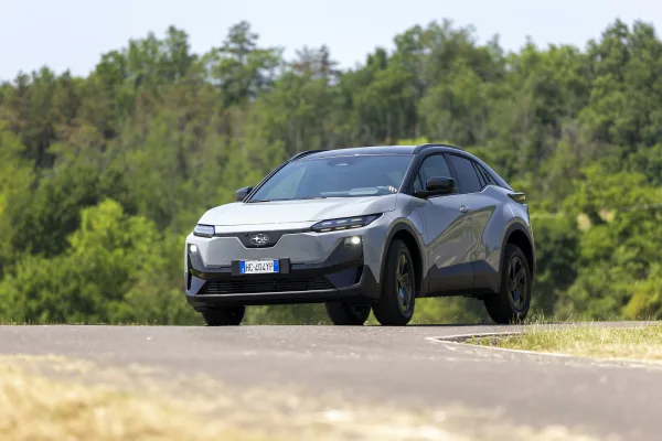 Subaru Uncharted u vožnji, pogled sprijeda